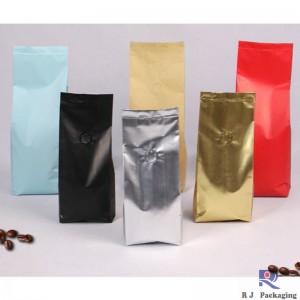 Hàng hóa và túi ép plastic đặt cho thức ăn pha cà phê.